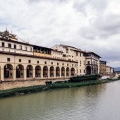 Экскурсия по Флоренции – вид с реки Арно на воздушный коридор Вазари, который идет над арками.