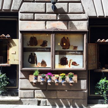 Магазинчик на старинных улочках Монтепульчано, экскурсия по Тоскане.