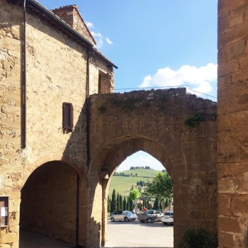 Каменная арка в крепостной стене Монтальчино, Тоскана, экскурсия.