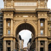 Экскурсия по Флоренции – Триумфальная арка 19 века на площади Республики.